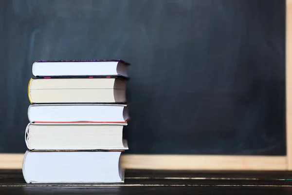 Bücherstapel mit Kreidetafel im Hintergrund. Platz für Ihre Familie — Stockfoto