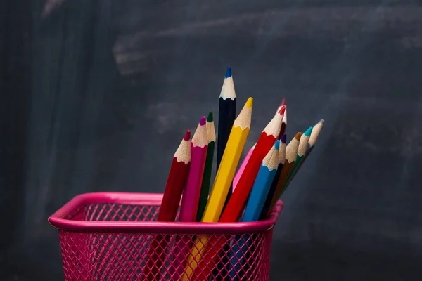 Schulkonzept. Bleistifte mit Kreide als Hintergrund. Nahaufnahme — Stockfoto