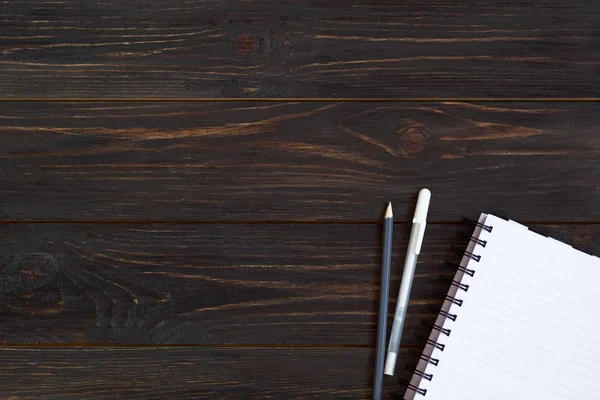 Te için defter ve kalemler koyu ahşap zemin üzerine yerleştirin