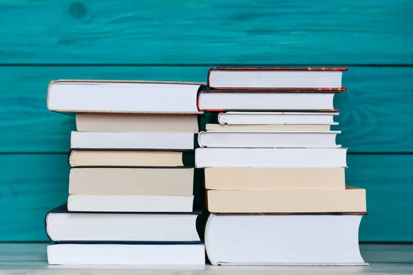 Stapel von Büchern mit blauem Holzgrund. Zurück zur Schule. — Stockfoto