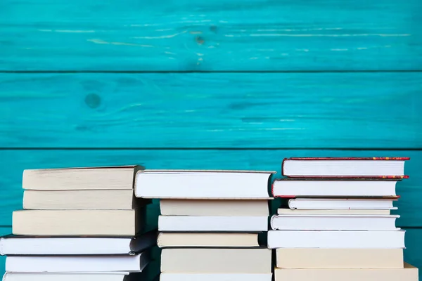 Stapel von Büchern mit blauem Holzgrund. freier Kopierplatz für — Stockfoto