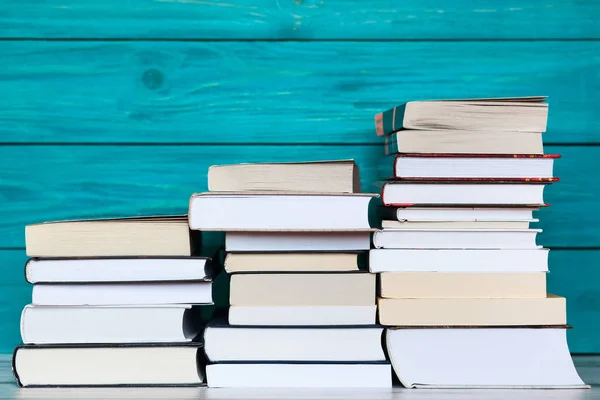 Stapel von Büchern mit blauem Holzgrund. Zurück zur Schule. — Stockfoto