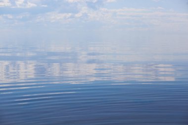 Sakin deniz Baltık Finlandiya Körfezi üzerinde güzel mavi gökyüzü ile