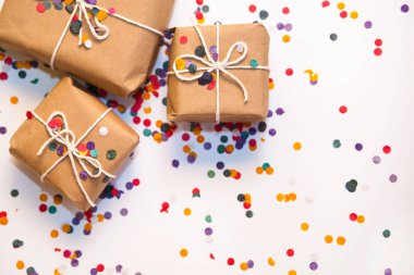 Kraft kağıt konfeti üzerinde beyaz backgro ile sarılmış hediye kutuları