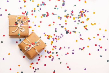 Kraft kağıt konfeti üzerinde beyaz backgro ile sarılmış hediye kutuları