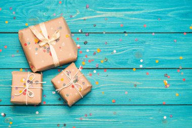 Hediyelik kutu konfeti turkuaz ahşap zemin üzerine. 