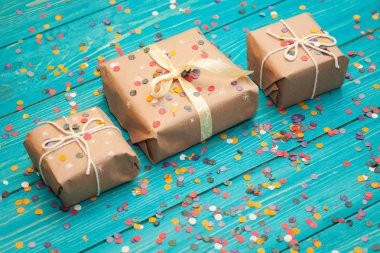 Hediyelik kutu konfeti turkuaz ahşap zemin üzerine. 