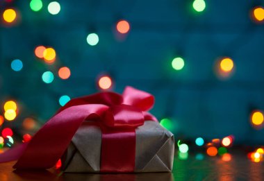 Noel ve yeni yıl hediye kutu kırmızı yay ile. Arka plan bulanık,