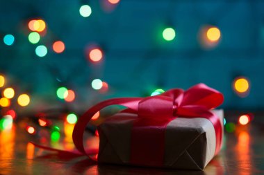 Noel ve yeni yıl hediye kutu kırmızı yay ile. Arka plan bulanık,