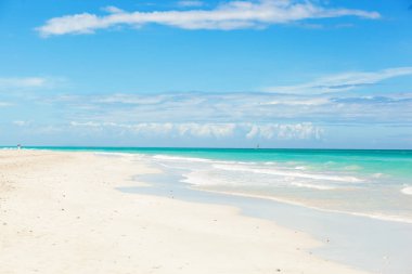 Turkuaz bir Okyanusu ile plaj Vatlantic okyanus. Varadero, Cu