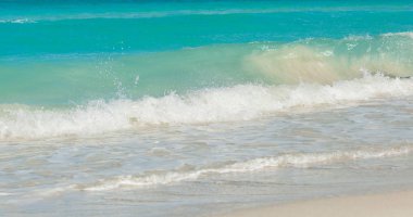 Turkuaz bir Okyanusu ile plaj Vatlantic okyanus. Varadero, Cu