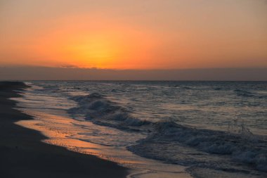 Sahilde günbatımı güneş doğarken. Varadero, Küba