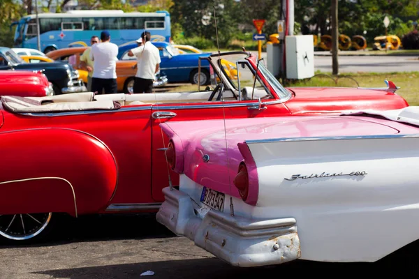 Havana, Cuba. 8 februari 2018 - close-up retro auto's in Havana — Stockfoto