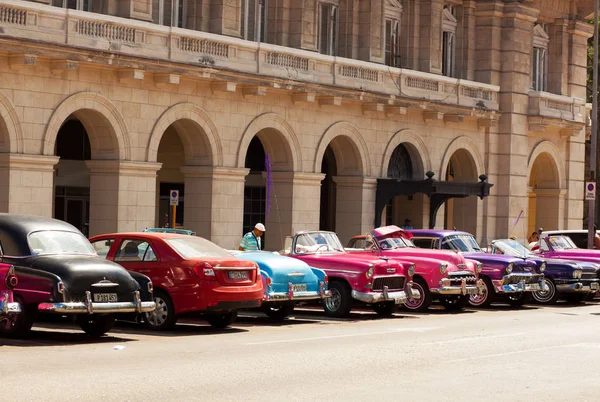 La Habana, Cuba. 8 Febrero 2018 - coches retro están aparcados en la plaza —  Fotos de Stock