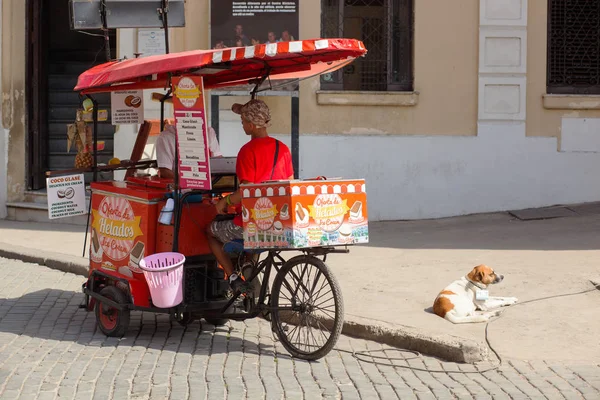 La Habana, Cuba. 8 febrero 2018 - trishaw, vendedor de helados en Hav Fotos de stock libres de derechos