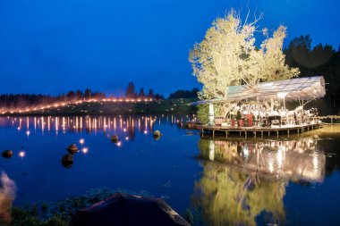 Bir adada orman yangını sırasında klasik müzik Orkestrası 