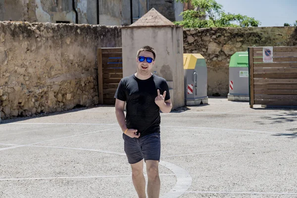 Man flipping af en doen alsof-ejaculeren terwijl het lopen weg van — Stockfoto