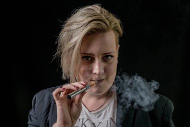 Kadın vaping Buharlaştırıcı ve dış yüzey fotoğraf makinesi
