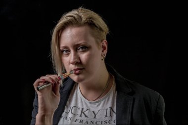 Buharlaştırıcı ağzına tutan kadın