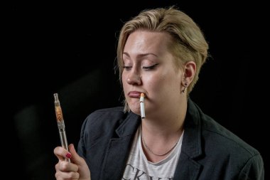 Erkek tütün sigara tutarken vaping GAZLAŞTIRICI hakkında sorgulama