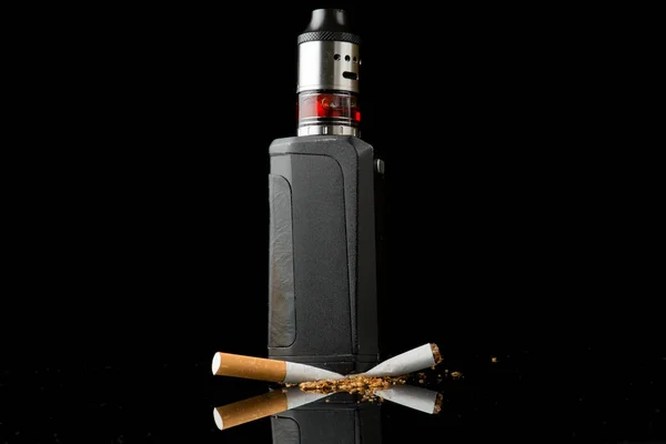 Tabák cigaretový rozdrcen pod elektronická cigareta — Stock fotografie