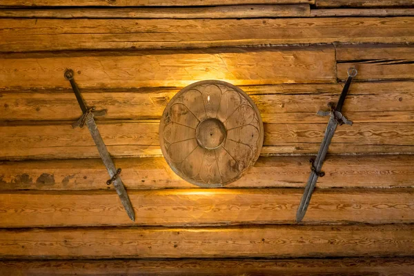 Miecze Wikingów i mała Tarcza wiszące na ścianie drewnianej — Zdjęcie stockowe