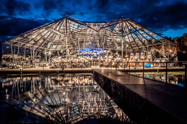 Göl üzerinde yüzen bir Sal üzerinde klasik Orkestrası konseri