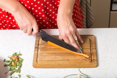 Beyaz kız üzerinde kesme havuç yakın