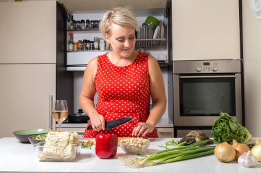 Rus kaplumbağa kadın ona bakar ve keser salata yemek 