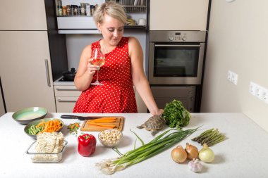 Kadın kaplumbağa üzerinde salata yemek gözlemler