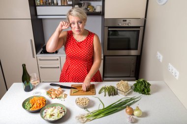 Kuşkonmaz kesme ve onun gözünü ovuşturarak mutfak kız