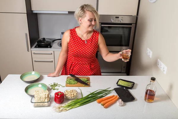 Viski cam elinde tutan ve bu süre gözlem genç kadın