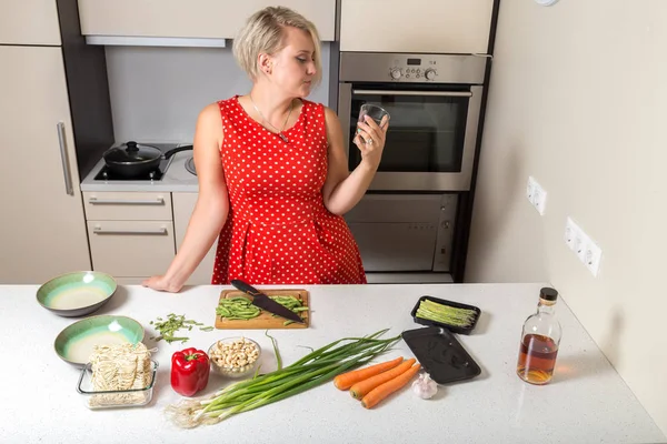 Elinde viski bardağa arayan kadın