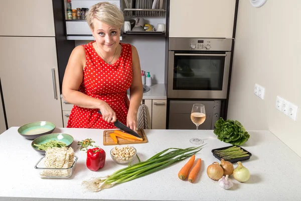 Genç kadın doğrudan kamera, gülümseyen ve kesme carr arıyorum