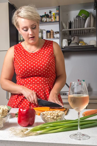 Kadın kesme havuç Şarap kadehi, şehriye ve foreg üzerinde kırmızı biber ile