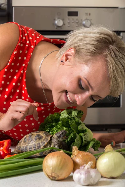 Gülümseyen ve kaplumbağa üzerinde izlerken sevimli kız