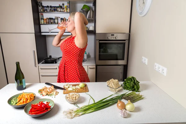 Cam mutfak şarap içme Kırmızı elbiseli kız