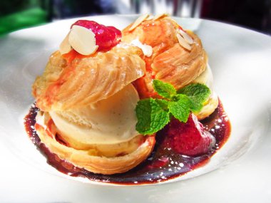 Choux Yapıştır dondurma ve çilek