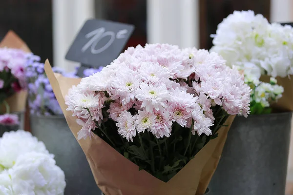 Rumieniec gerbera bukiet w kwiaciarni chodnik — Zdjęcie stockowe