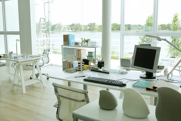 Meja kantor dekat danau — Stok Foto