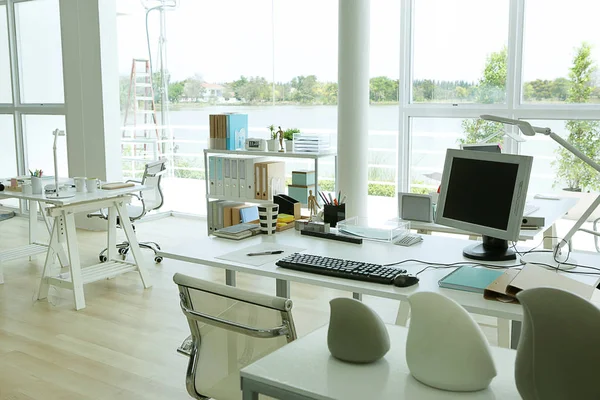 Bureau in de buurt van het meer — Stockfoto