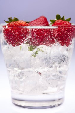 çilek soda ve buz