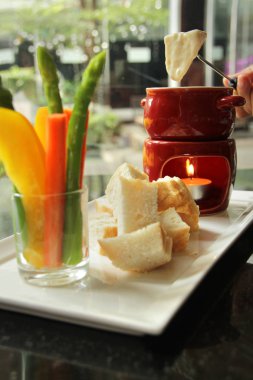 Peynirli Fondü masada tabak