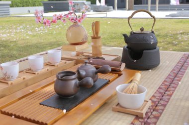 Zen sakura ağacı altında