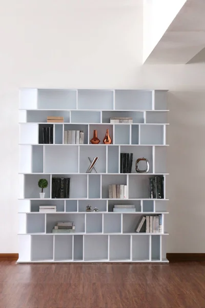 Beyaz saatlerin tasarım kitap raf