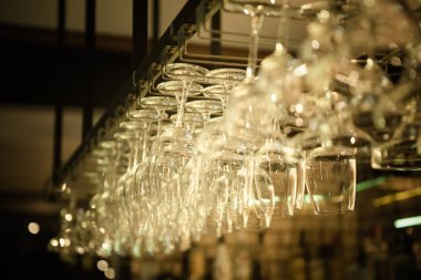 Şarap kadehi asılı bir satır