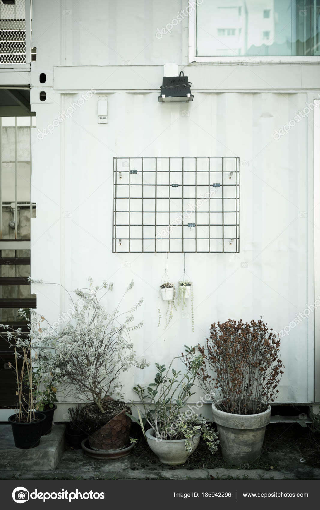 Conner de Casa contenedor blanco — Foto de stock © siva_ontherock
