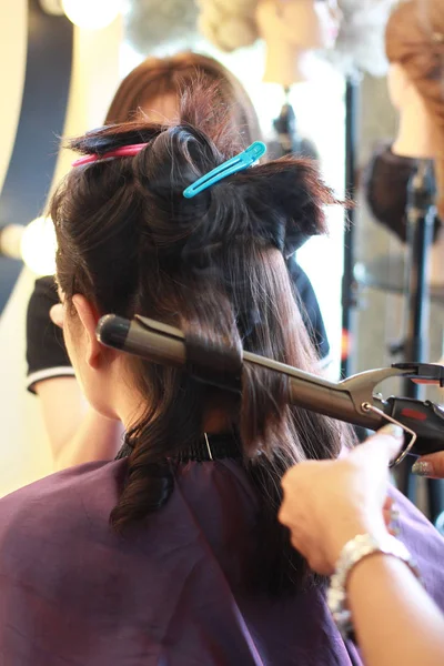 Ondulação cabelo fazendo no salão — Fotografia de Stock
