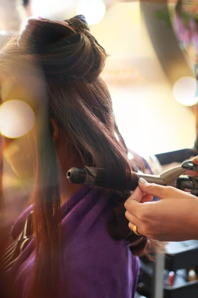 Fazendo cabelo encaracolado no salão — Fotografia de Stock
