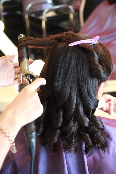 Frisar o penteado para o cliente — Fotografia de Stock